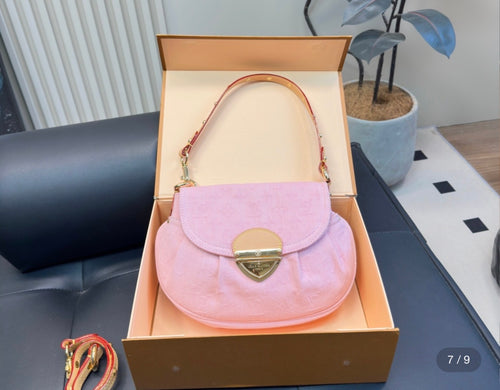 Elegant Pink Jacquard Shoulder Bag⁠