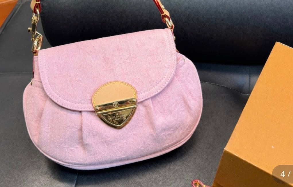 Elegant Pink Jacquard Shoulder Bag⁠