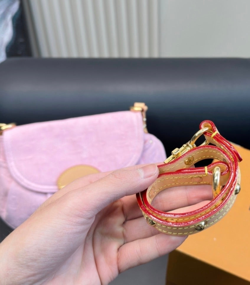 Elegant Pink Jacquard Shoulder Bag⁠