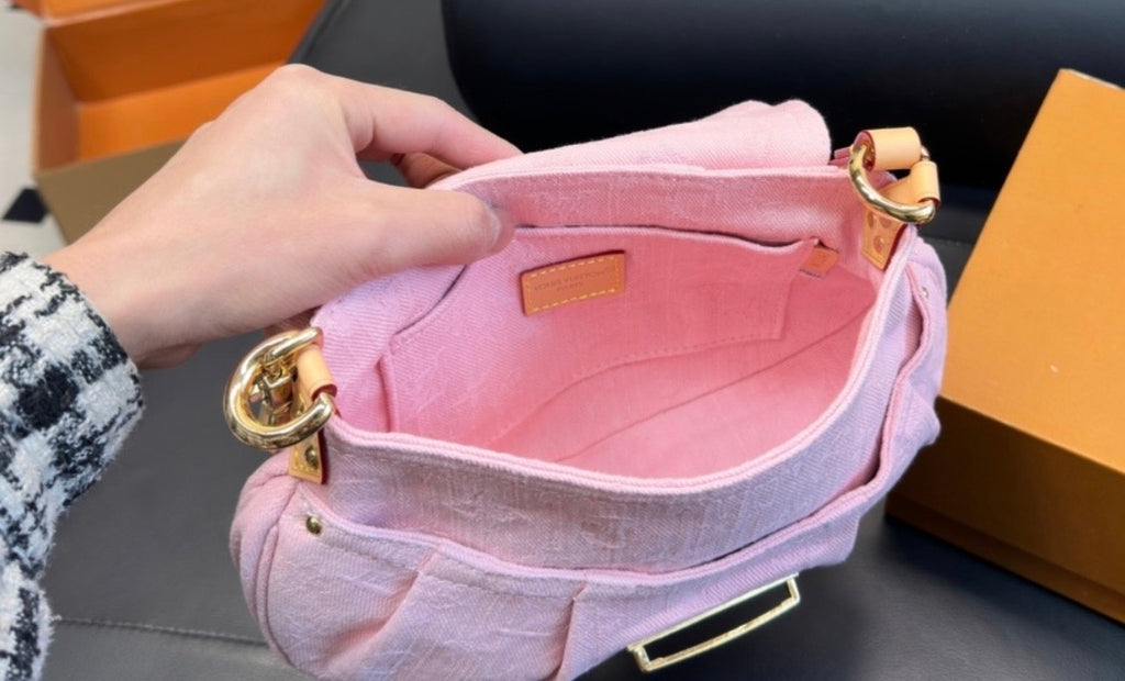 Elegant Pink Jacquard Shoulder Bag⁠
